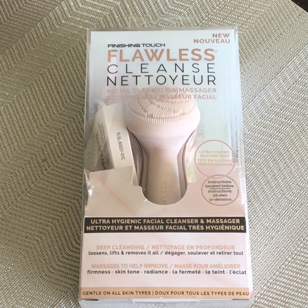 Flawless Cleanse Facial Brush in Pink and Gold